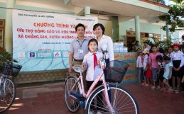 Báo TN&MT phối hợp với các nhà tài trợ trao quà từ thiện cứu trợ đồng bào vùng lũ Mường La