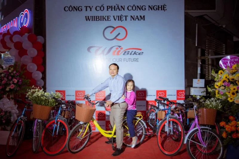 Vị khách mời trải nghiệm xe điện trợ lực Wii Thống Nhất