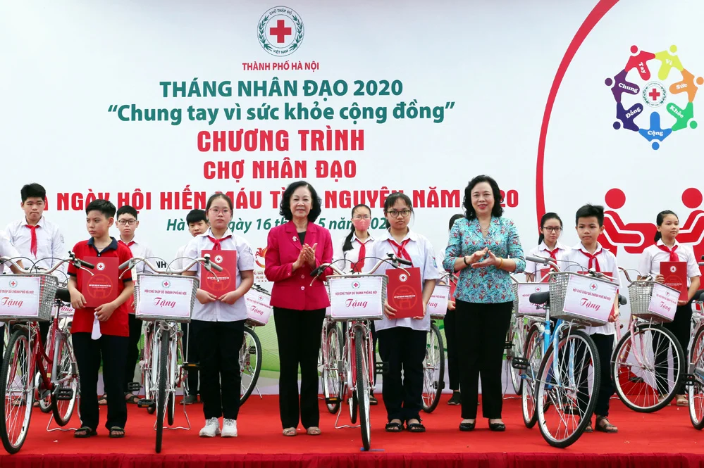 Ủy viên Bộ Chính trị, Bí thư Trung ương Đảng, Trưởng ban Dân vận Trung ương Trương Thị Mai và Ủy viên Trung ương Đảng, Phó Bí thư Thường trực Thành ủy Hà Nội Ngô Thị Thanh Hằng trao xe đạp và học bổng cho học sinh, sinh viên nghèo vượt khó trên địa bàn Thủ đô.