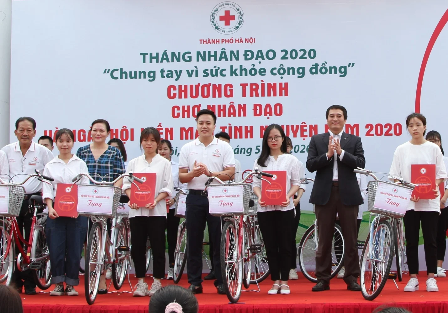 Ông Nguyễn Phúc Linh và Ông Đặng Văn Công, đại diện Công ty Cổ phần Thống Nhất Hà Nội trao quà tặng tới các em học sinh, sinh viên có hoàn cảnh khó khăn vươn lên trong học tập.