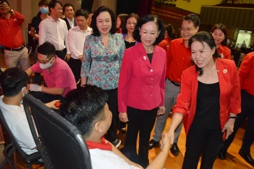 Các đồng chí lãnh đạo thăm hỏi, ghi nhận biểu dương lòng nhân ái của những người tham gia hiến máu nhân đạo