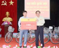 Đồng chí Phan Đình Trạc, Bí thư TW Đảng, Trưởng Ban Nội chính Trung ương tiếp xúc và tặng 600 xe đạp Thống Nhất tại  Nghệ An