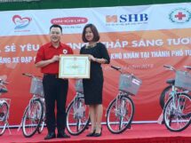 Hội Chữ thập đỏ Việt Nam, Ngân hàng Sài Gòn – Hà Nội (SHB) và Công ty Bảo hiểm Nhân thọ Dai – ichi Việt Nam trao tặng 330 chiếc xe đạp Thống Nhất cho những em học sinh nghèo vượt khó ở các tỉnh miền Bắc