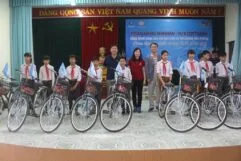 Ngân hàng Shinhan tặng 90 chiếc xe đạp Thống Nhất cho các em học sinh xã Tân Cương