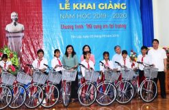 Công ty Cổ phần đầu tư TNG Holdings Việt Nam trao tặng 50 chiếc xe đạp Thống Nhất cho học sinh nghèo vượt khó