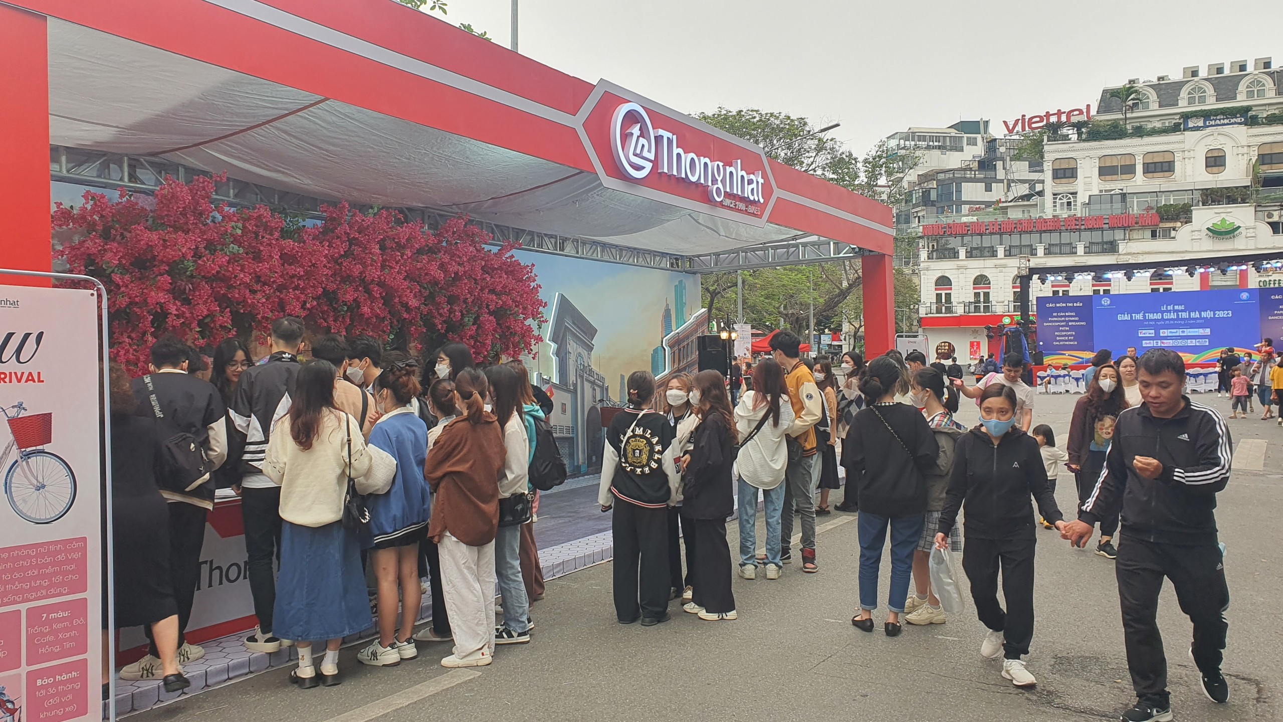 khach tham gia gian hang